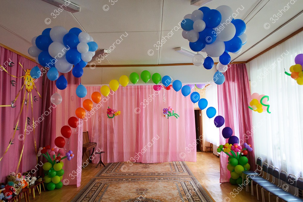 Украшение выпускного в детском саду - гелиевая арка с цветами и облака