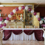 Украшение свадебного зала тканью и шарами - ресторан "Барин"