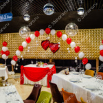 Оформление свадьбы в ресторане "Taksi" во Владимире - драпировка стола и шарики