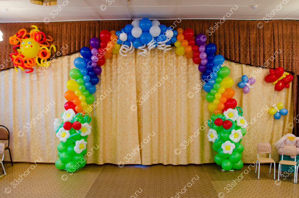 Цветочная арка-радуга из воздушных шаров на выпускной из детского сада