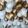 Золотисто-белые шары под потолок