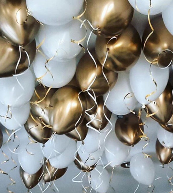 Золотисто-белые шары под потолок