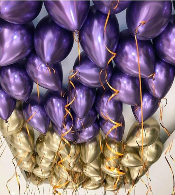Золотисто-фиолетовые шары хром под потолок